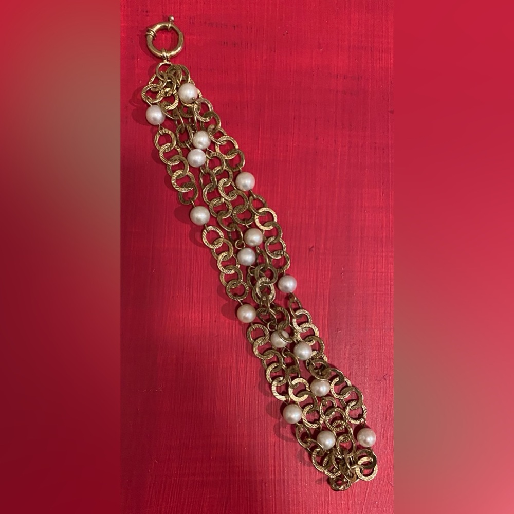 Elegant Gold and Pearl Bracelet